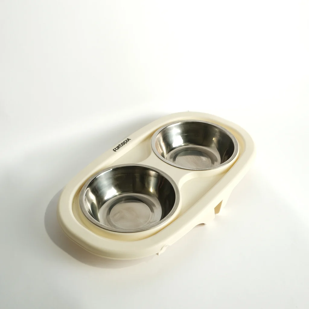 Close-up of the non-slip base and removable stainless steel bowls of the Furtopia elevated feeding station.