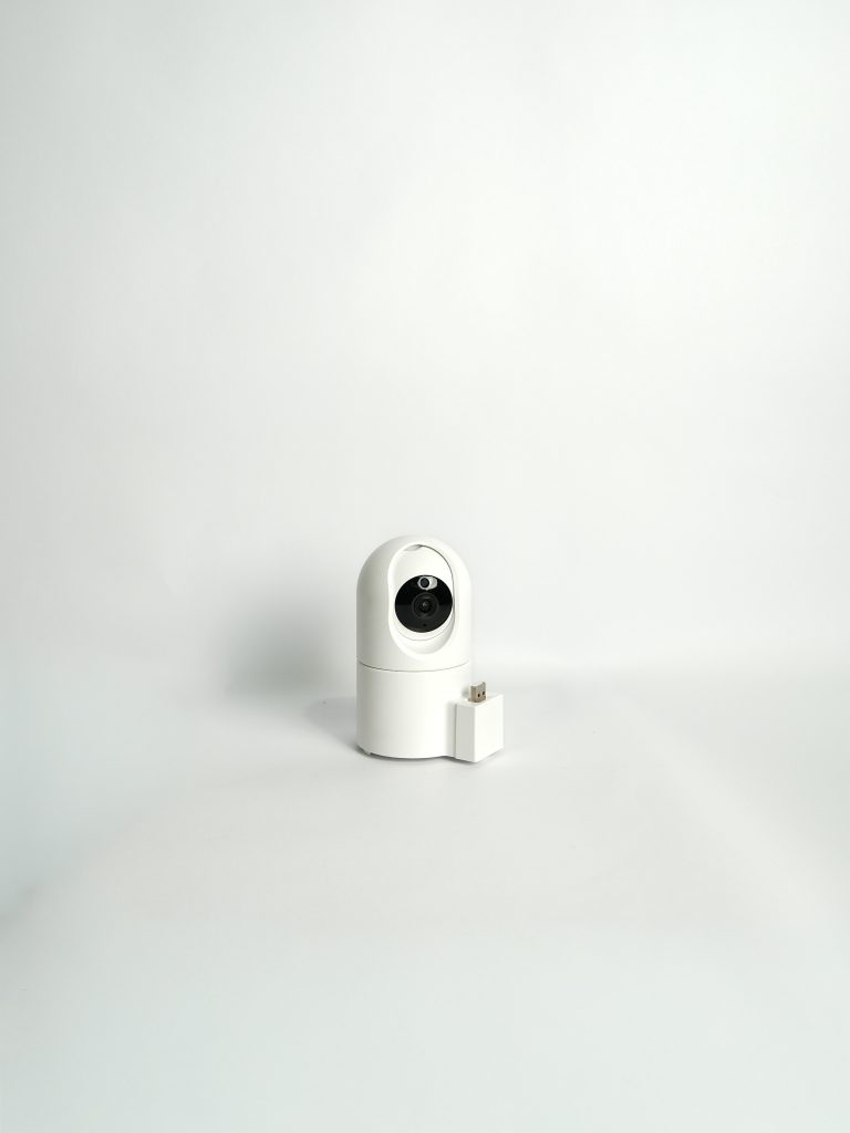 A Furtopia automatic pet feeder camera positioned against a clean background, ideal for scheduled dog and cat meals.